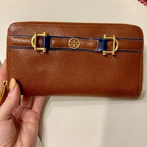 TORY BURCH BROWN CONTINENTAL WALLET W/ BUCKLE